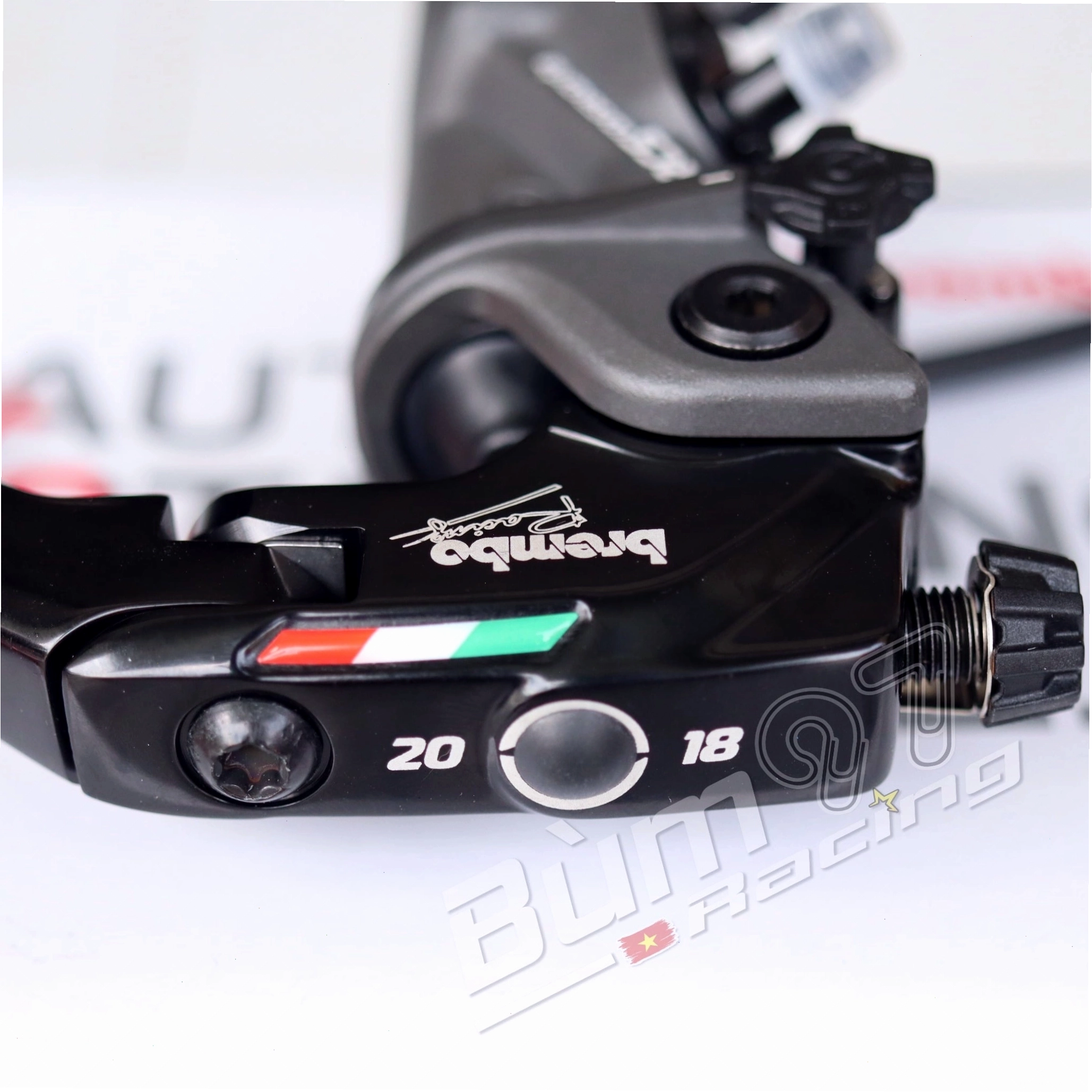 Chi tiết tay thắng Brembo Corsa Corta với bề mặt nhám chống trượt