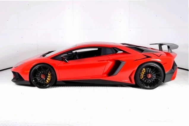 Chi tiết thiết kế của Lamborghini Aventador SV màu đỏ