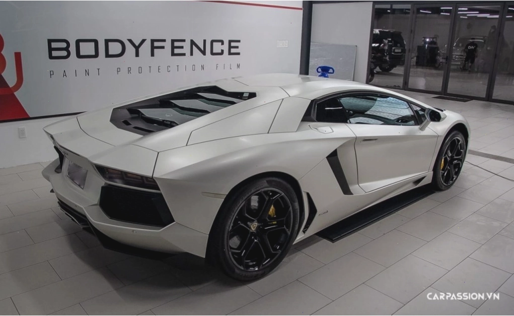 Chiếc Lamborghini Aventador LP700-4 màu trắng mờ ấn tượng
