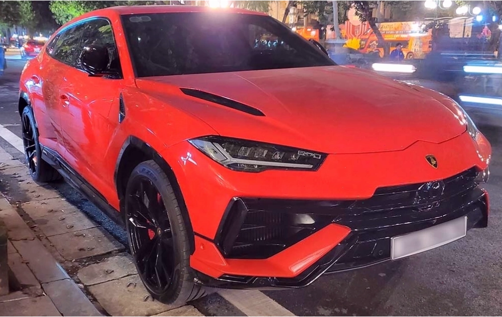 Chiếc Lamborghini Revuelto màu đỏ cam độc đáo với thiết kế độc bản