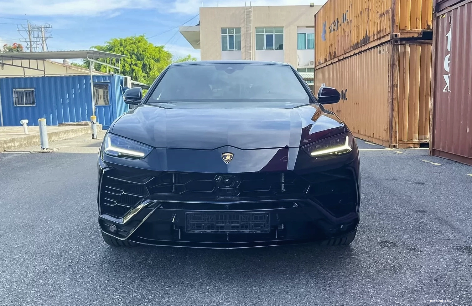 Chiếc Lamborghini Urus đời mới 2022 đầu tiên về Việt Nam với ngoại thất bắt mắt