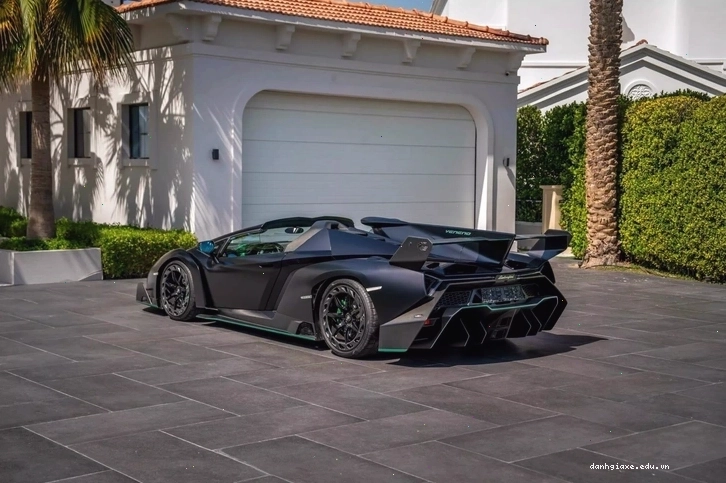 Chiếc Lamborghini Veneno Roadster rao bán vẫn giữ được vẻ đẹp hoàn hảo sau 10 năm và chỉ chạy dưới 2.000 km.