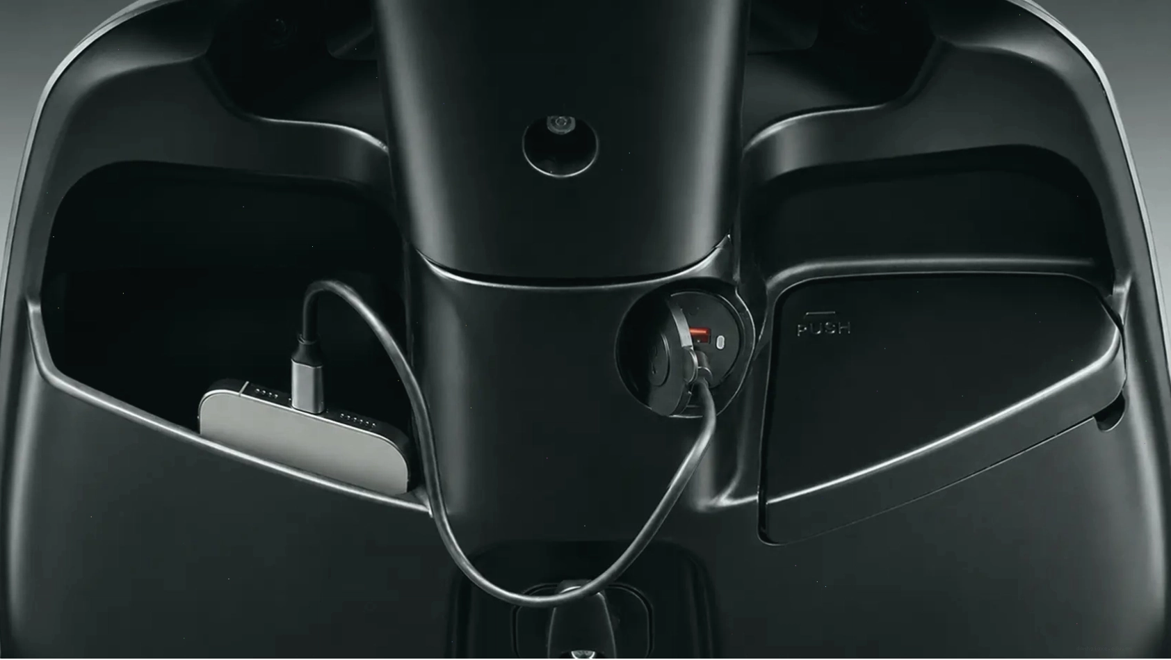 Cổng sạc USB tiện lợi trên xe điện Dat Bike ERA