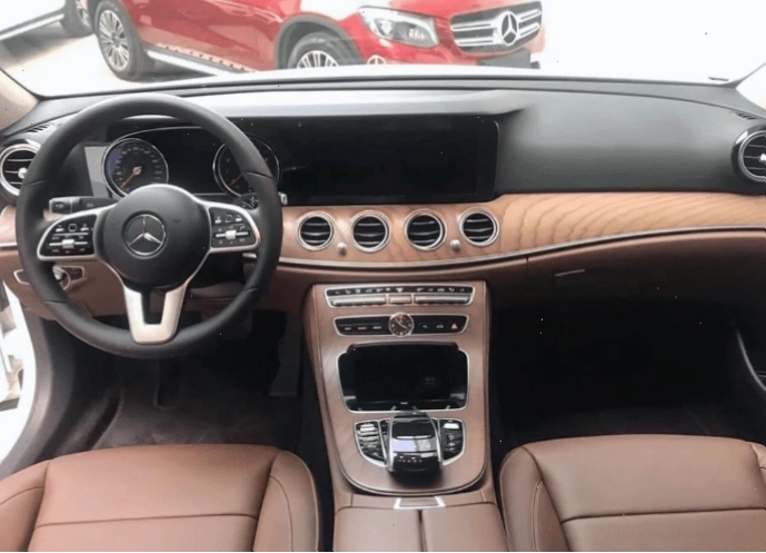 Cụm đồng hồ kỹ thuật số trên Mercedes E200 Exclusive
