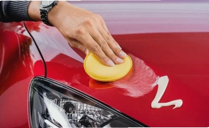 Đánh bóng xe ô tô tại trung tâm chuyên nghiệp