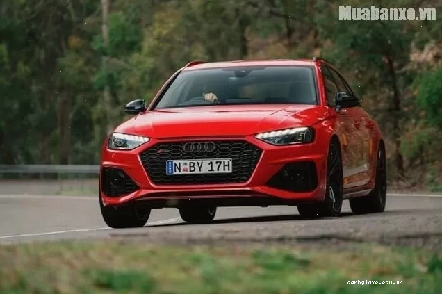 Đầu xe Audi RS4 với lưới tản nhiệt đặc trưng và đèn LED sắc sảo