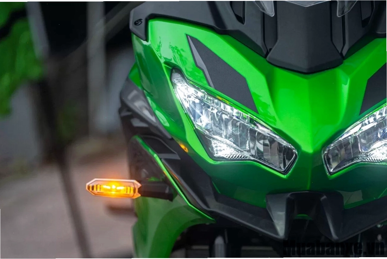 Đầu xe Kawasaki Versys 650 với thiết kế hầm hố và kính chắn gió cao