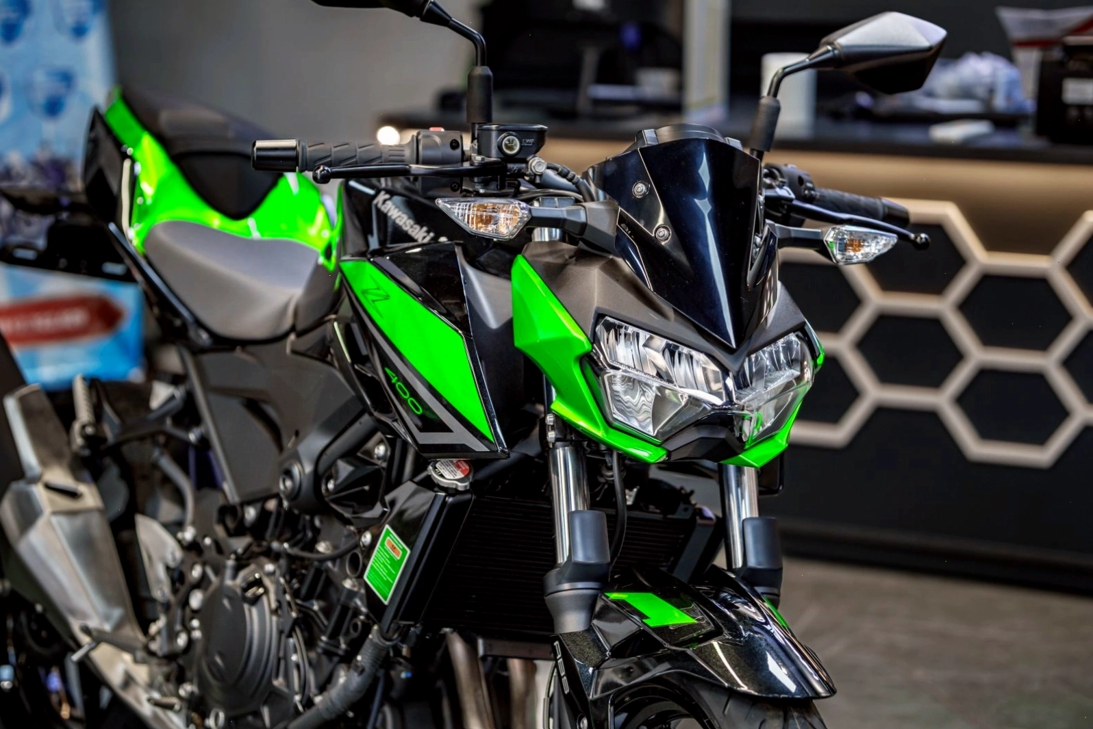 Đầu xe Kawasaki Z400 ABS 2026 với đèn pha LED ấn tượng