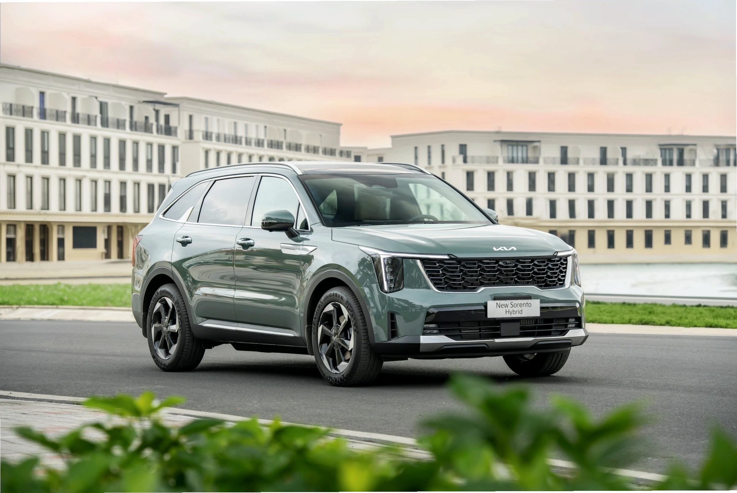 Đầu xe Kia Sorento 2026 với lưới tản nhiệt đặc trưng và đèn pha LED