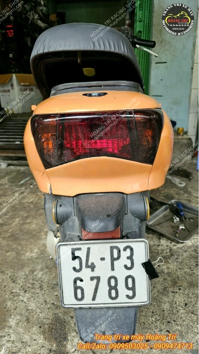 Đèn hậu zin của Honda SCR được thiết kế đơn giản