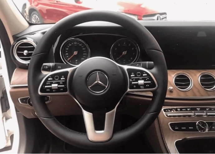 Đèn viền nội thất đa sắc màu trên Mercedes E200 Exclusive