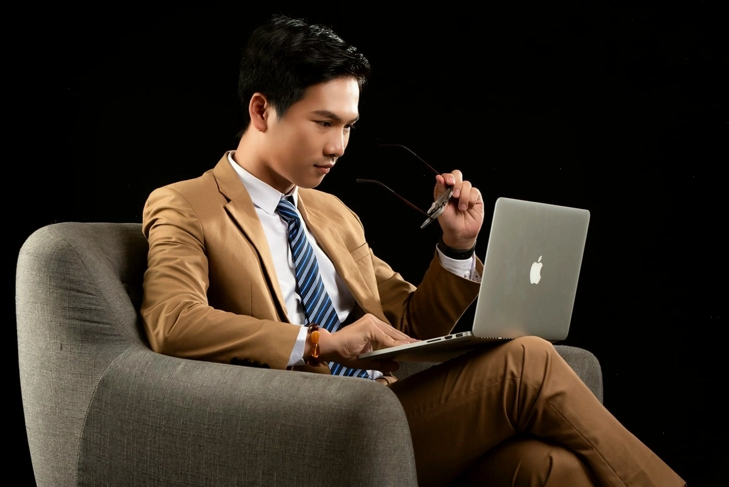 Doanh nhân tuổi Tân Dậu 1981 với phong thái tự tin và quyết đoán