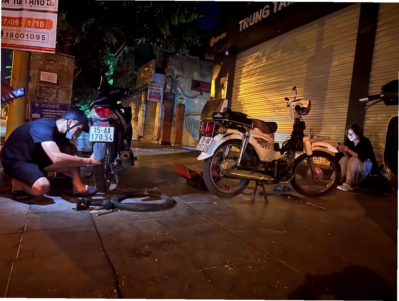 Đội cứu hộ xe máy chuyên nghiệp làm việc trong đêm tại Hà Nội