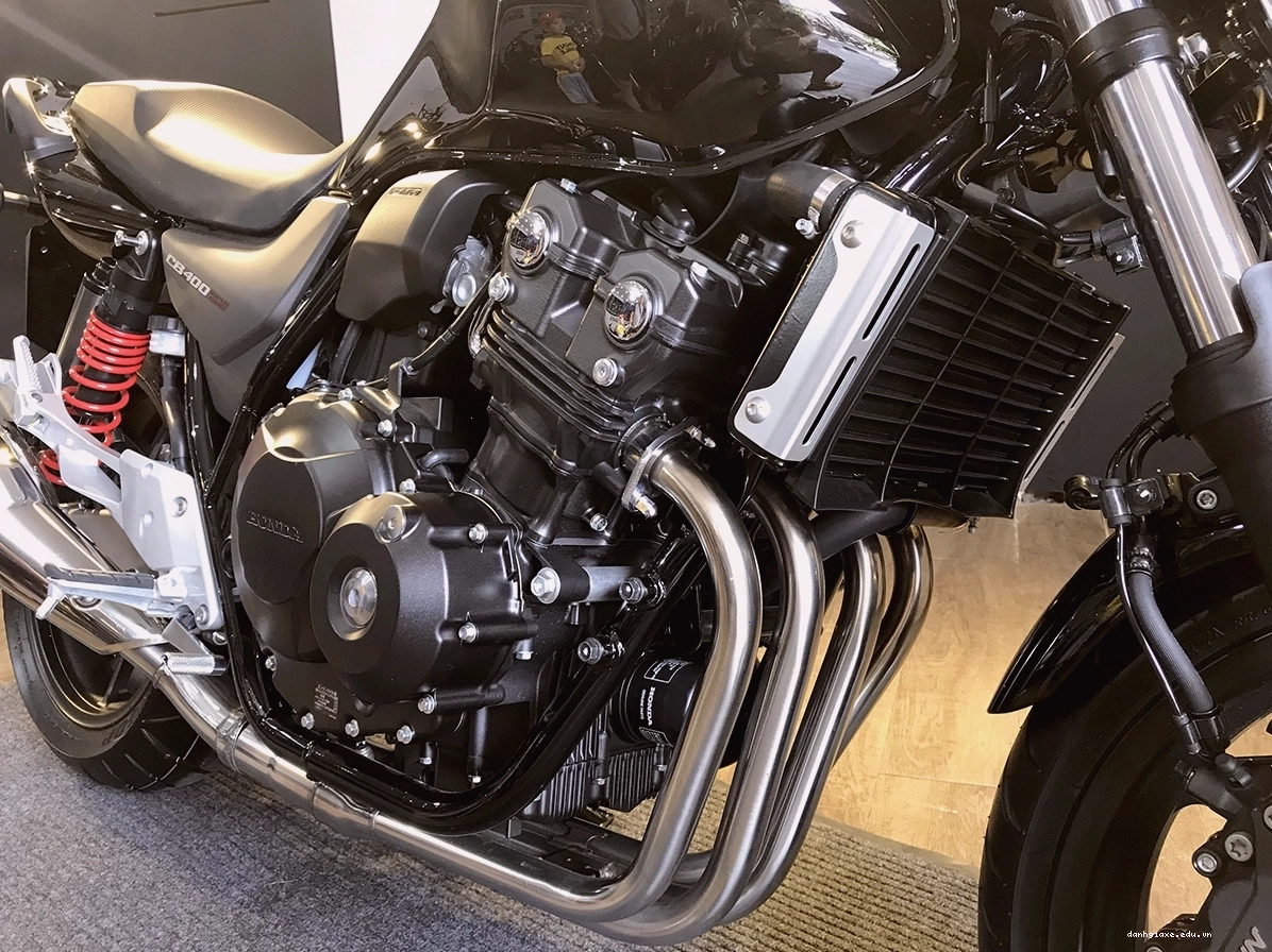 Động cơ 4 xi-lanh của Honda CB400 Super Four