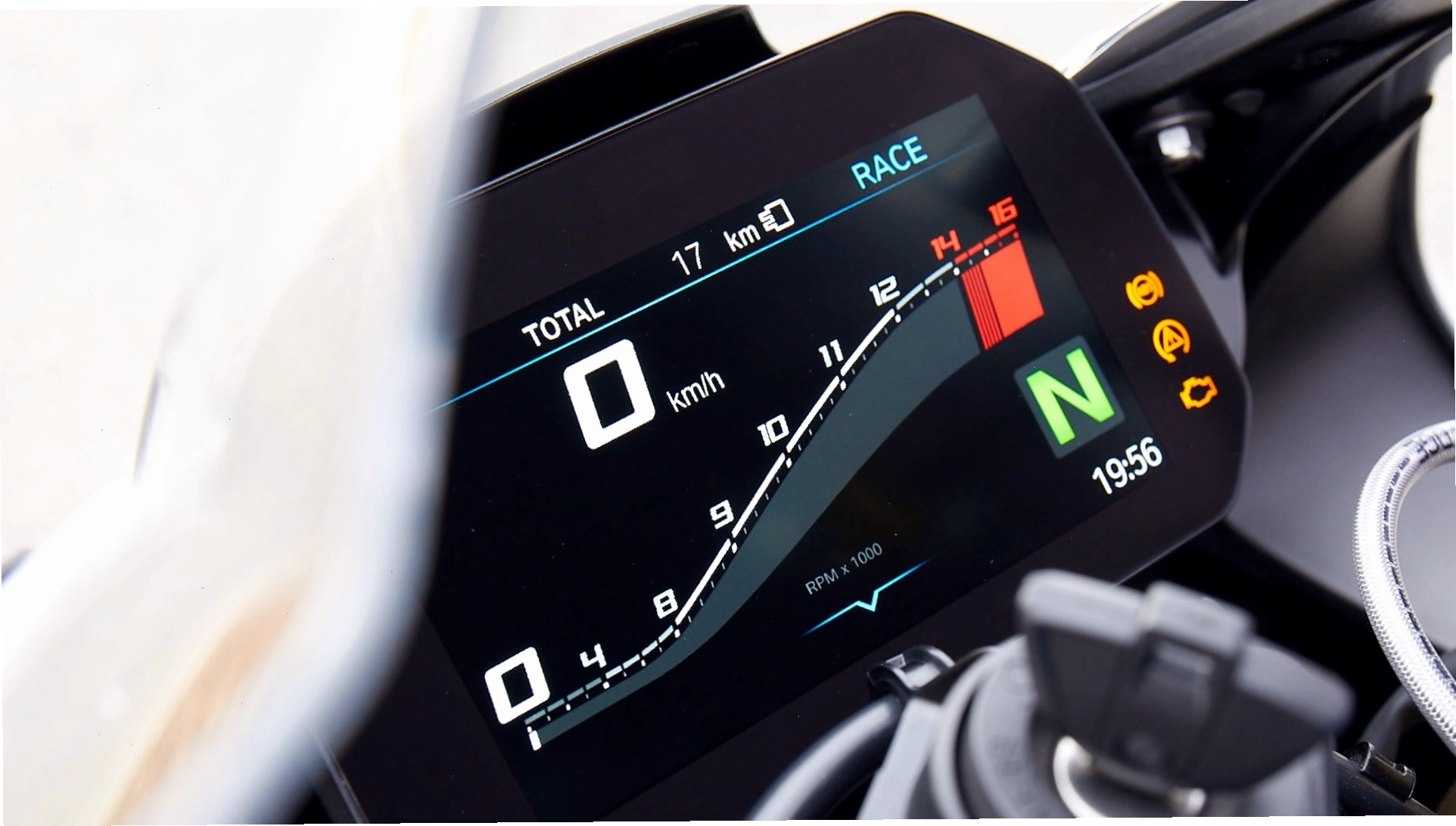 Động cơ mạnh mẽ của BMW S1000RR 2020