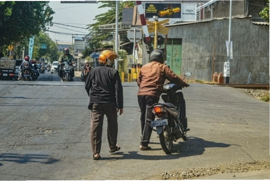 Đưa xe đến tiệm sửa chữa uy tín khi xe máy bị hụt ga chết máy