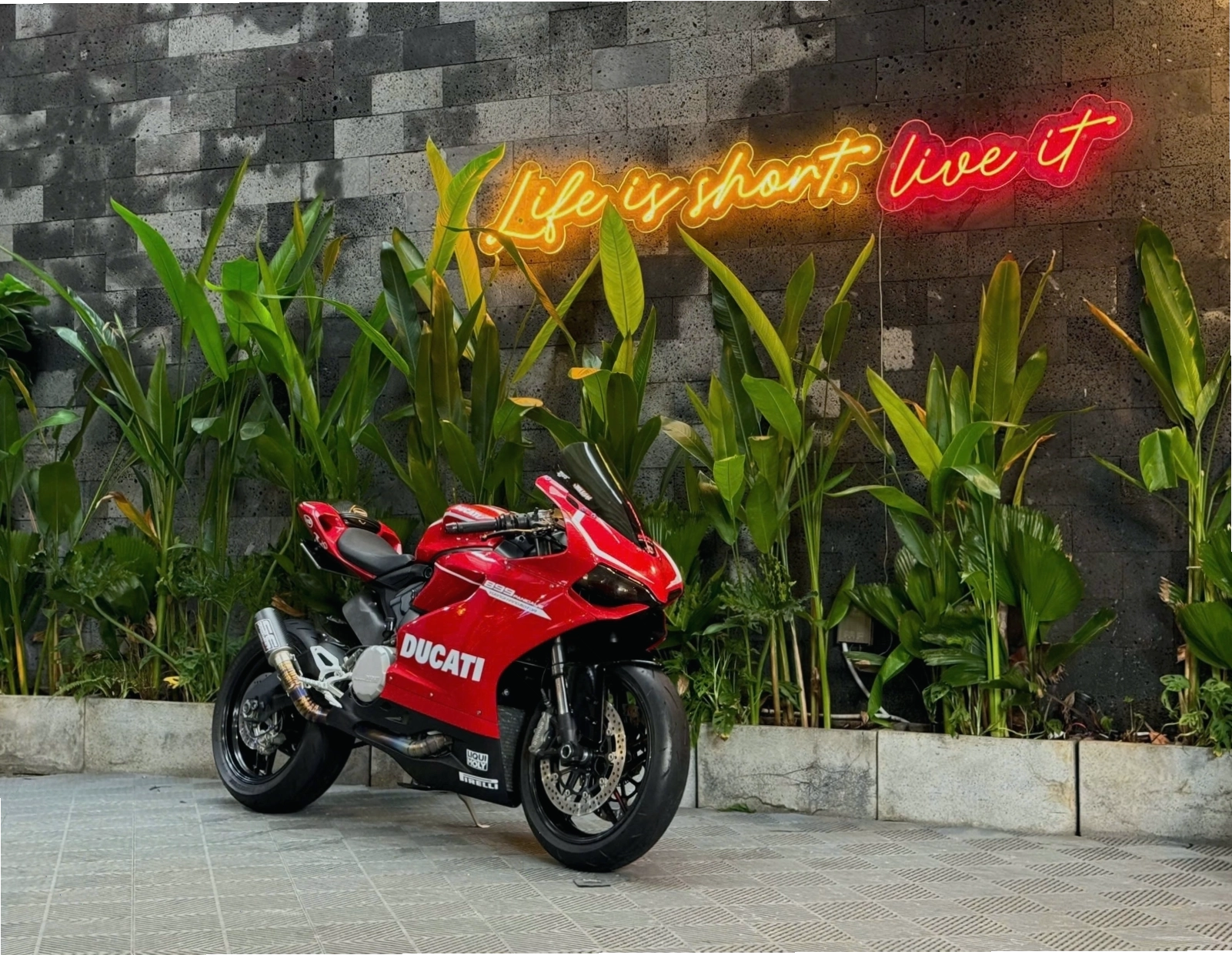 Ducati Scrambler cũ tại cửa hàng