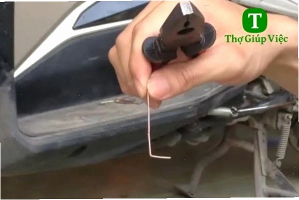 Dùng thanh kim loại nhỏ hỗ trợ mở cốp xe Lead khi ổ khóa bị kẹt