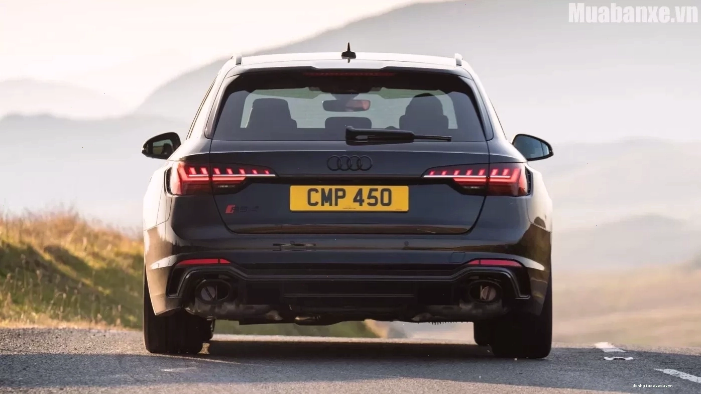 Đuôi xe Audi RS4 với cánh gió và hệ thống ống xả kép thể thao