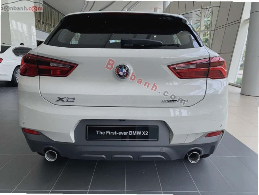 Đuôi xe BMW X2 2026 với cụm đèn hậu LED và ống xả kép