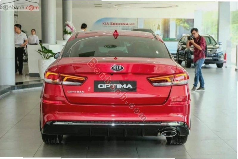Đuôi xe Kia Optima 2021 với cụm đèn hậu LED và ống xả kép