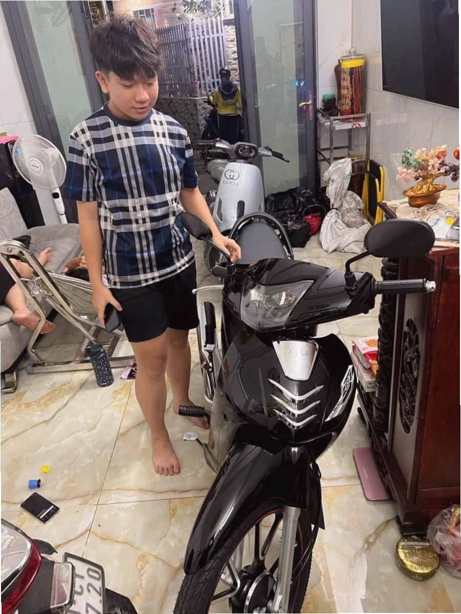 Em Trai được bố mẹ mua tặng chiếc xe Wave Ally 50cc Cực Chiến