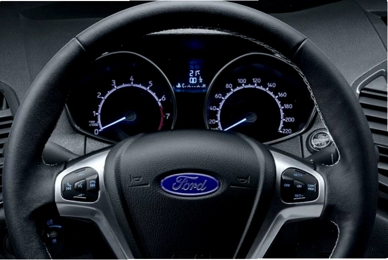 Ford EcoSport 2016 có vô lăng bọc da với 3 chấu viền mạ bạc thể thao