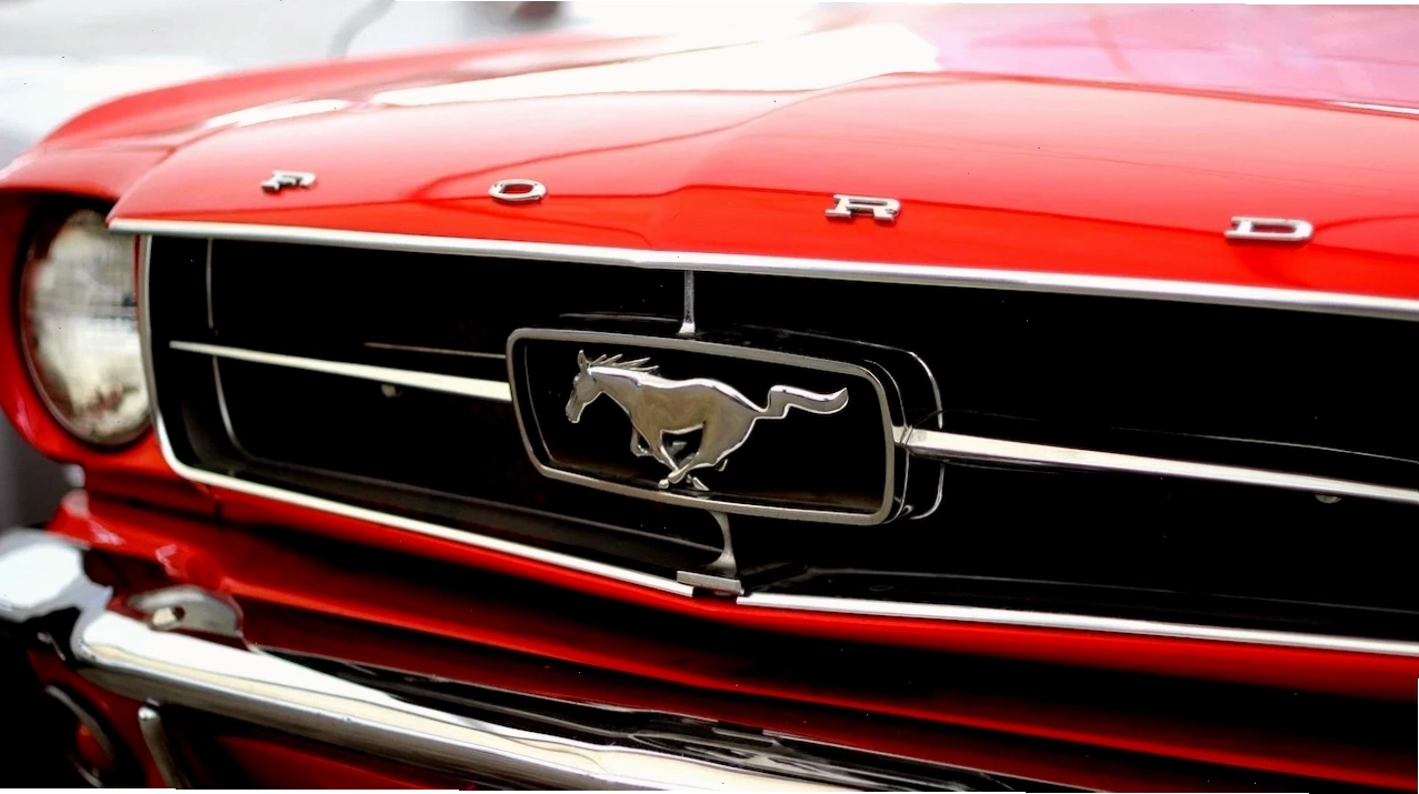 Ford Mustang với logo con ngựa, mẫu xe hơi logo con ngựa