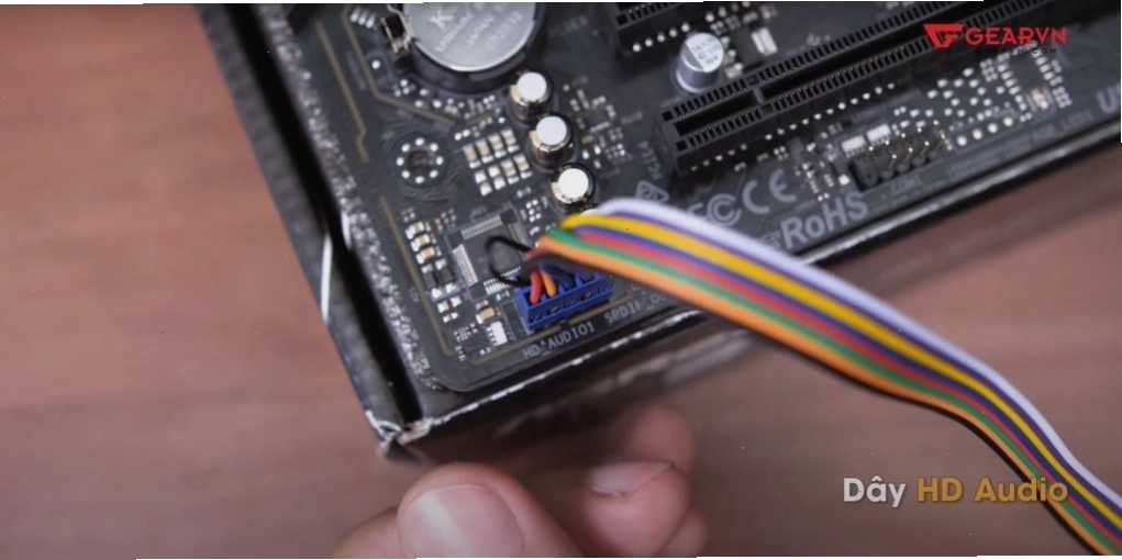 Gắn bo mạch chủ vào vỏ case máy tính