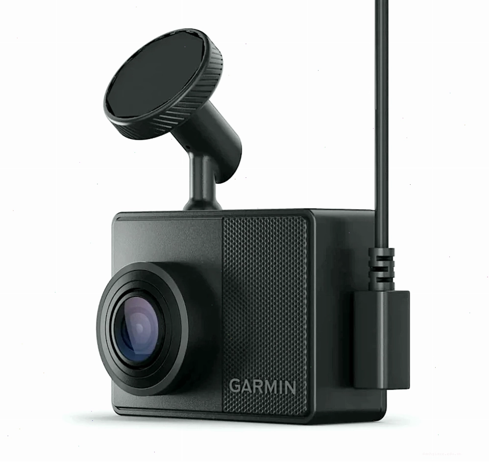Garmin Dash Cam 67W được lắp đặt trên kính chắn gió ô tô