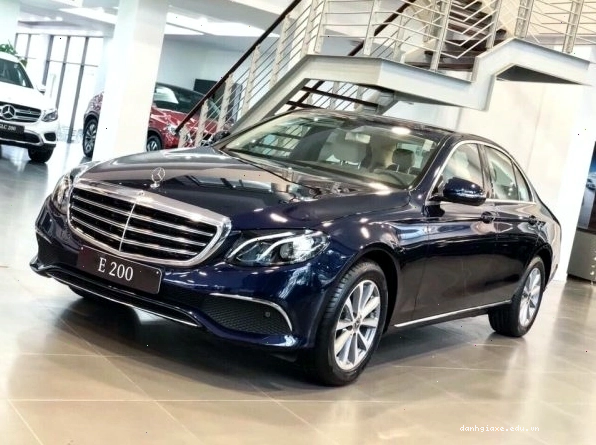 Ghế lái bọc da sang trọng trong Mercedes E200 Exclusive