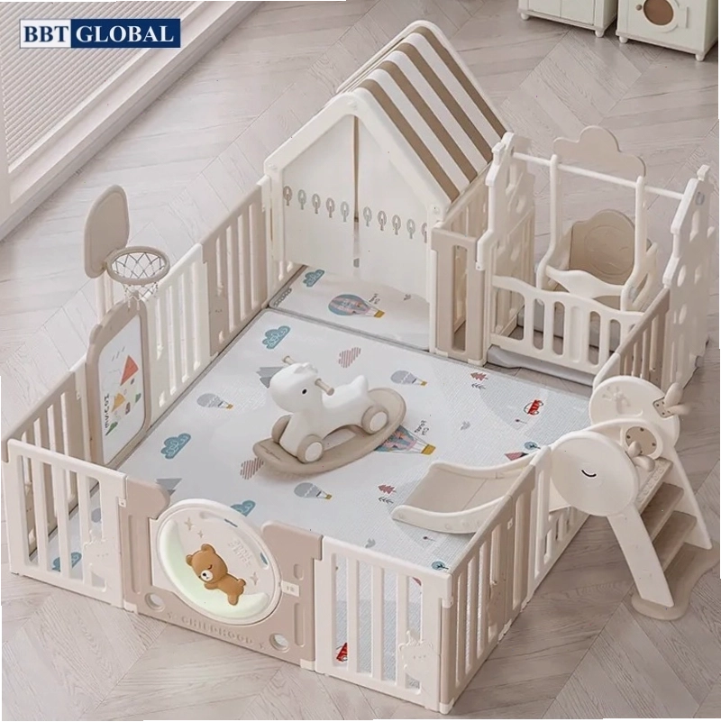 Gia đình vui vẻ bên con nhỏ với các món đồ chơi