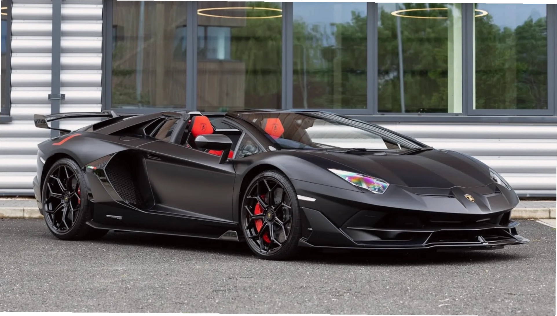 Giá xe Lamborghini Aventador - Biểu tượng động cơ V12