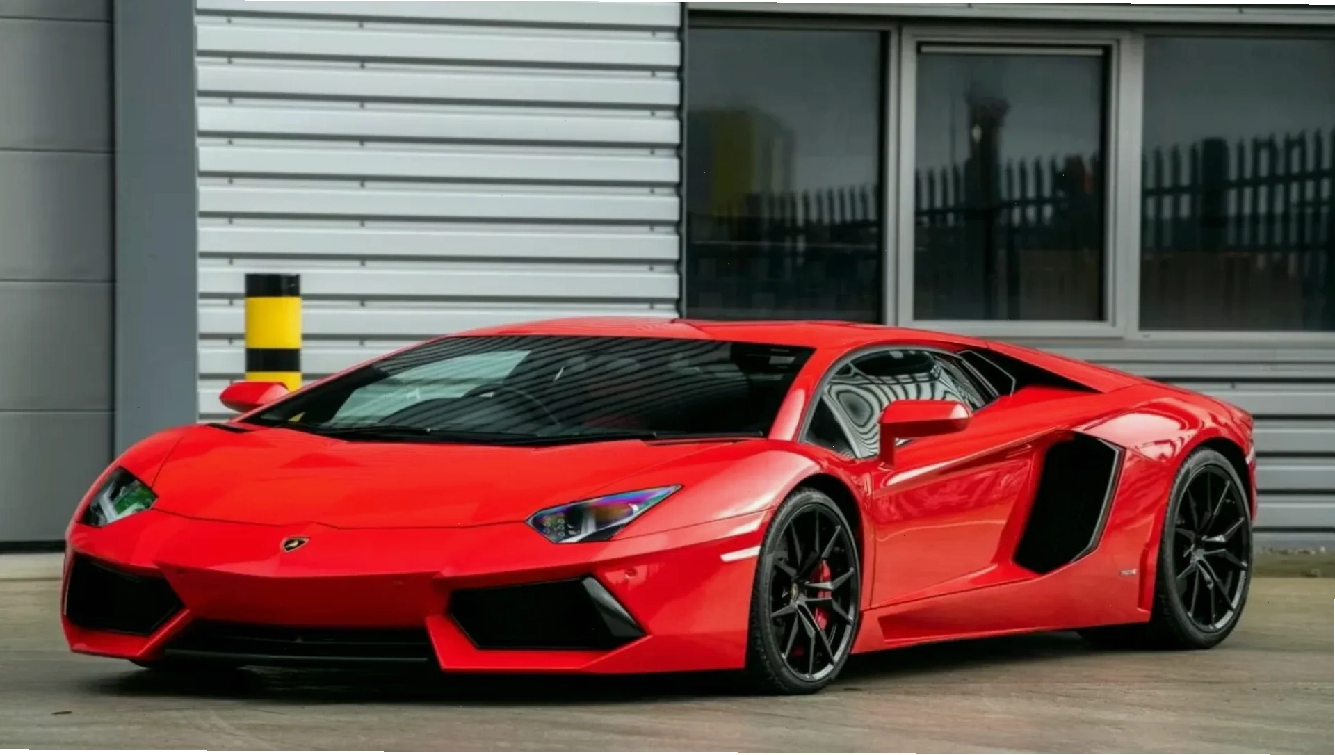 Giá xe Lamborghini Aventador LP700-4, biểu tượng của sức mạnh động cơ V12