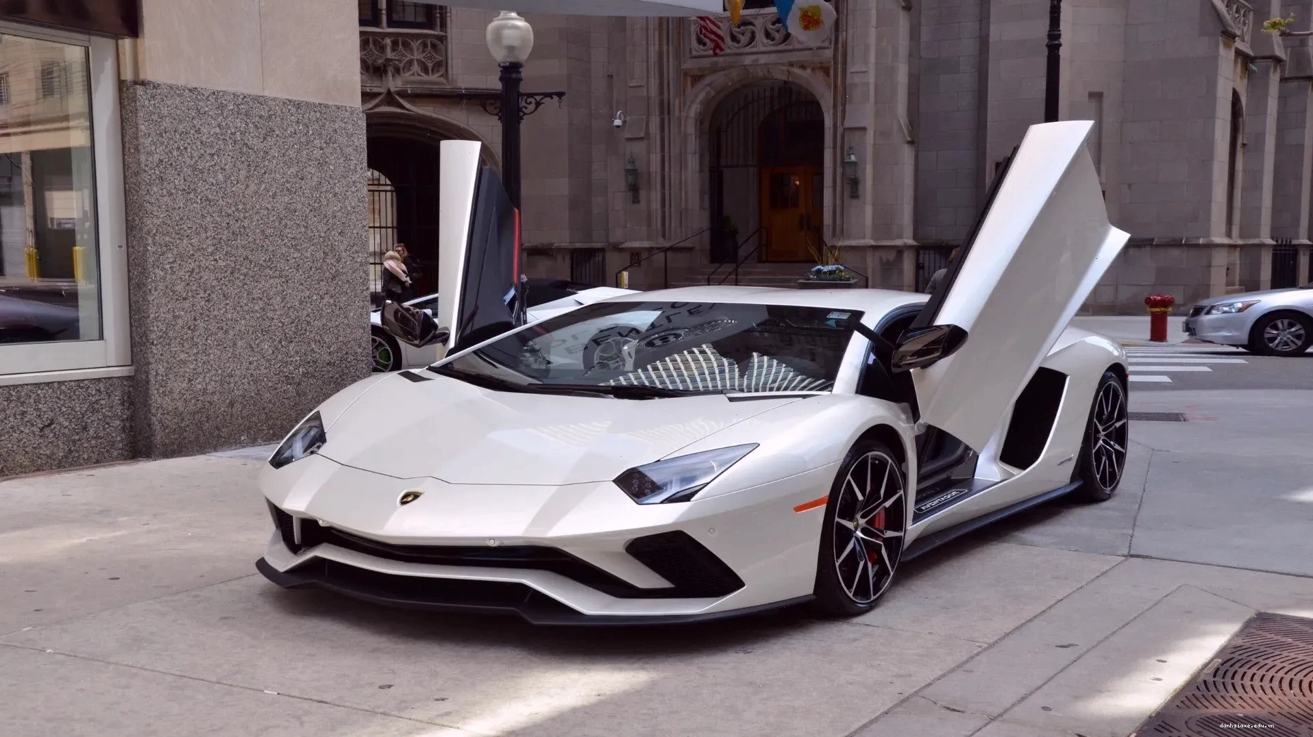 Giá xe Lamborghini Aventador S 2026