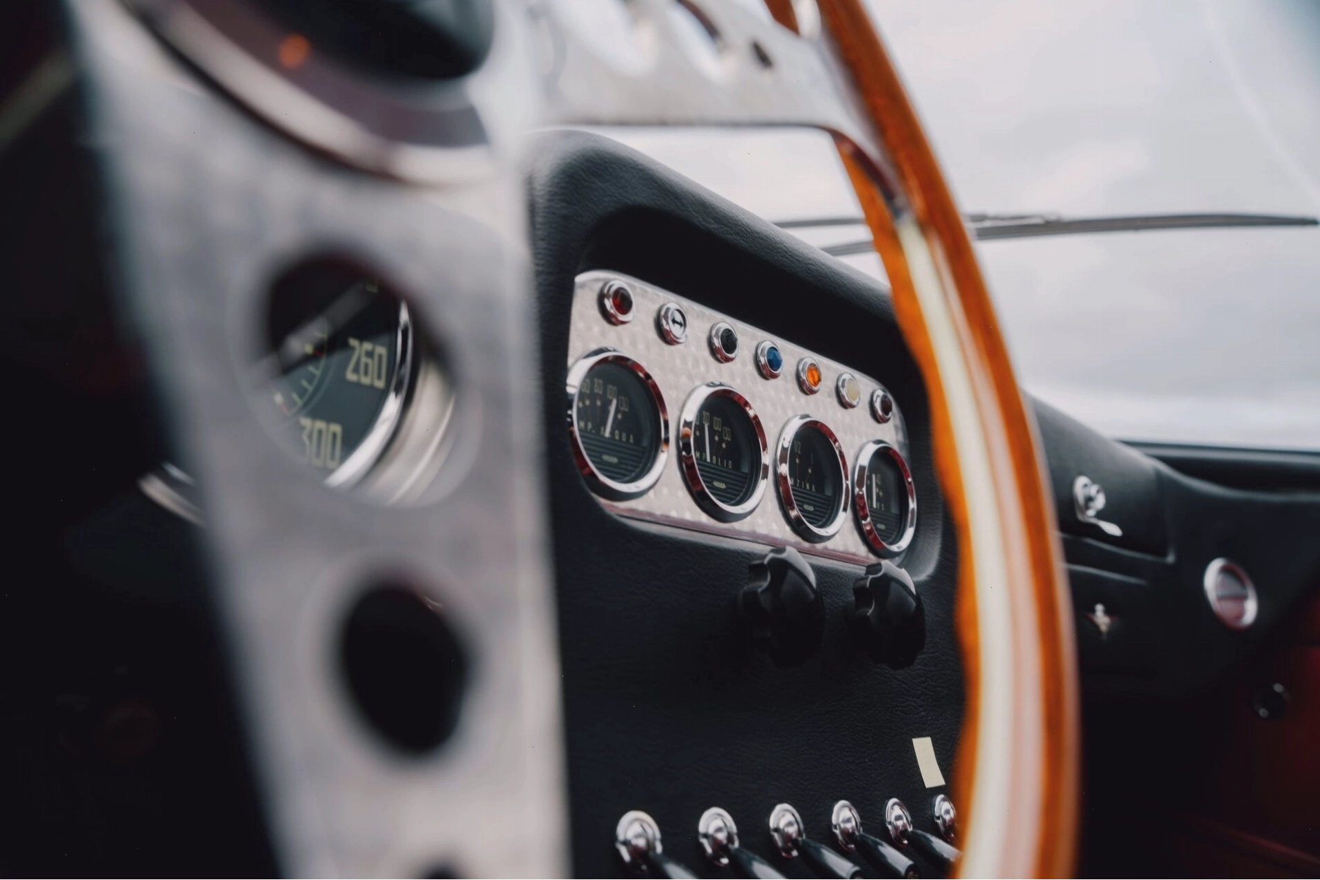 Góc nhìn phía sau của Lamborghini 350 GT, thể hiện đường nét Kamm tail ấn tượng