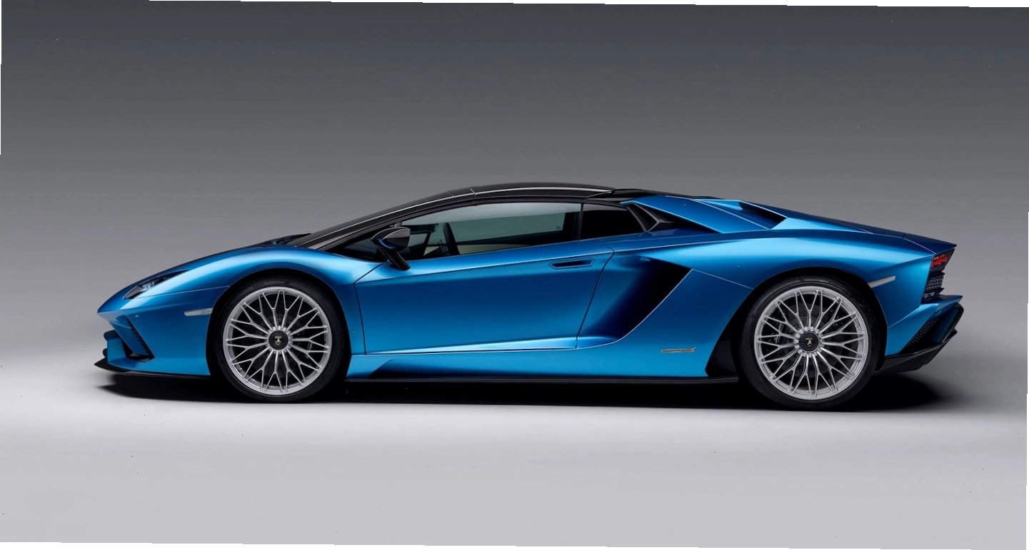 Góc nhìn phía trước của Lamborghini Aventador S Roadster với thiết kế đèn pha sắc nét