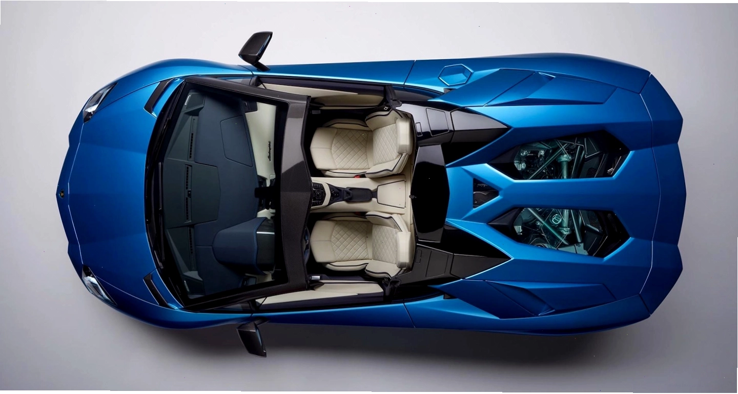 Góc nhìn toàn cảnh bên hông Lamborghini Aventador S Roadster màu trắng thanh lịch