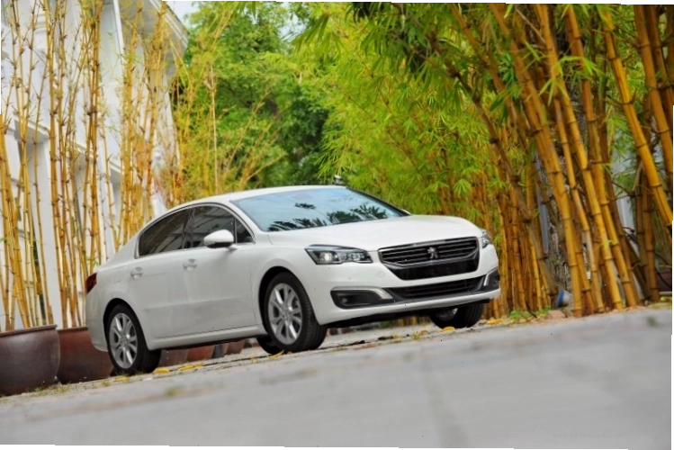Góc nhìn từ phía sau của Peugeot 508 2026