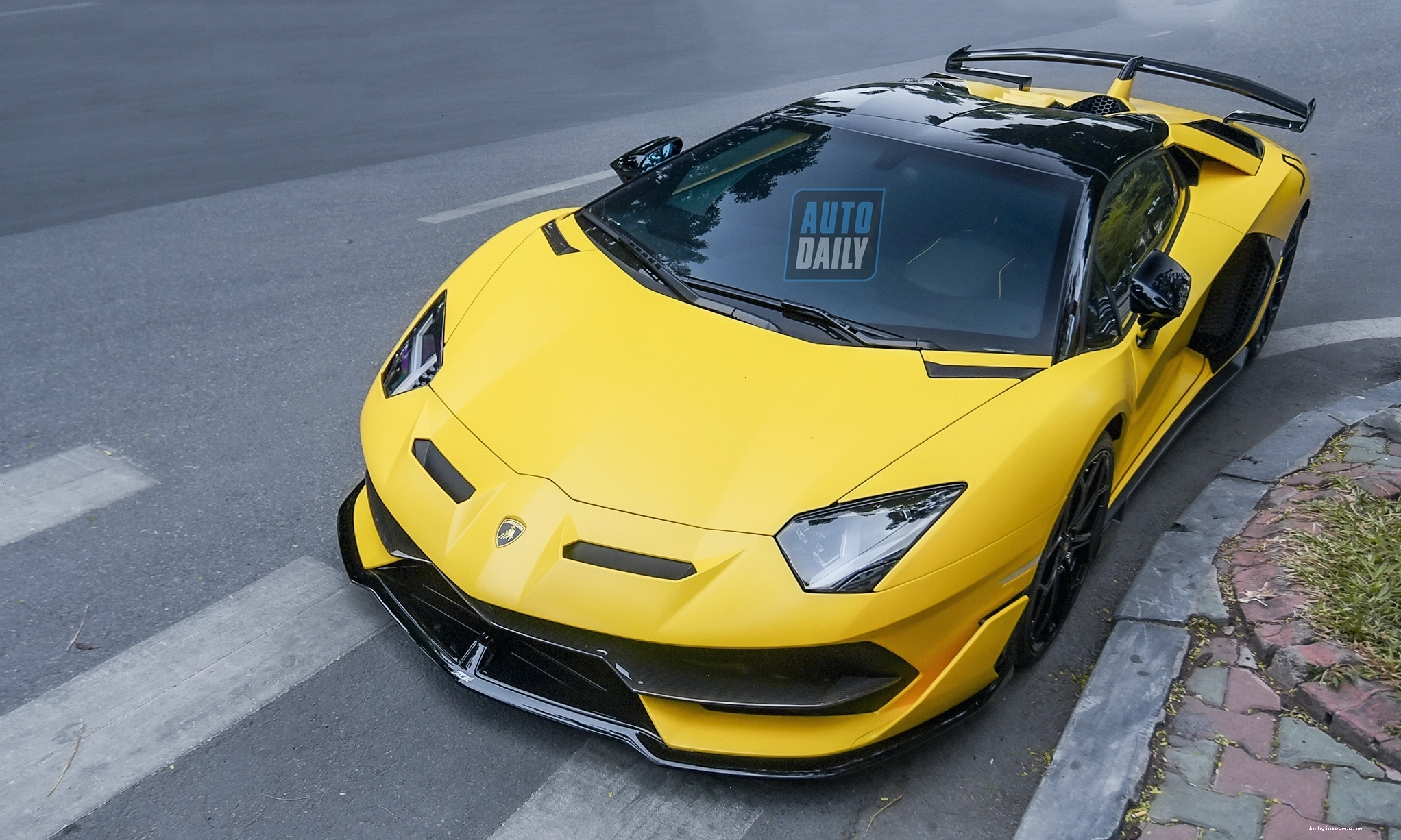 Góc nhìn từ trên cao xuống Lamborghini Aventador SVJ Roadster