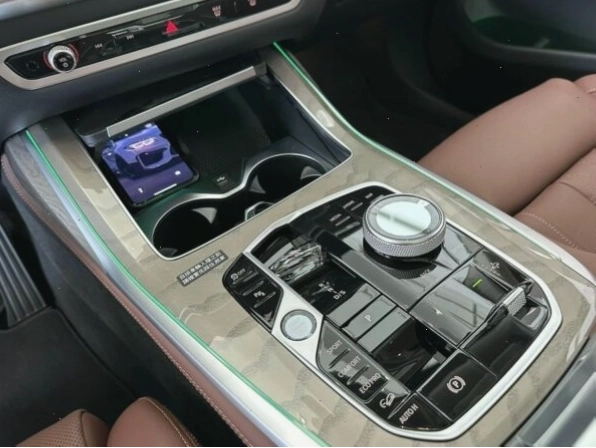 Hàng ghế thứ hai và thứ ba trên BMW X7