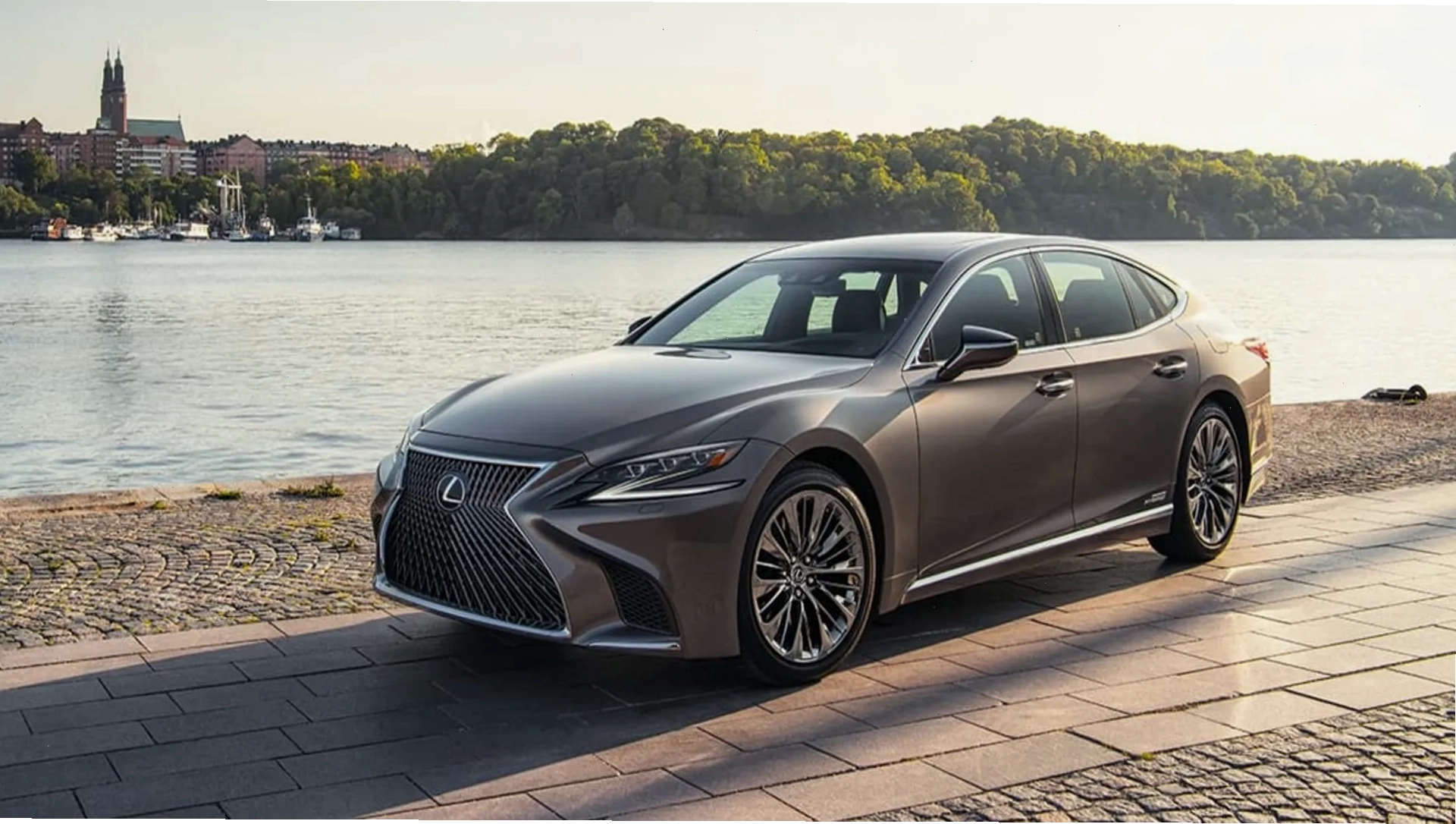 Hãng xe sang Lexus với thiết kế hiện đại và công nghệ tiên tiến