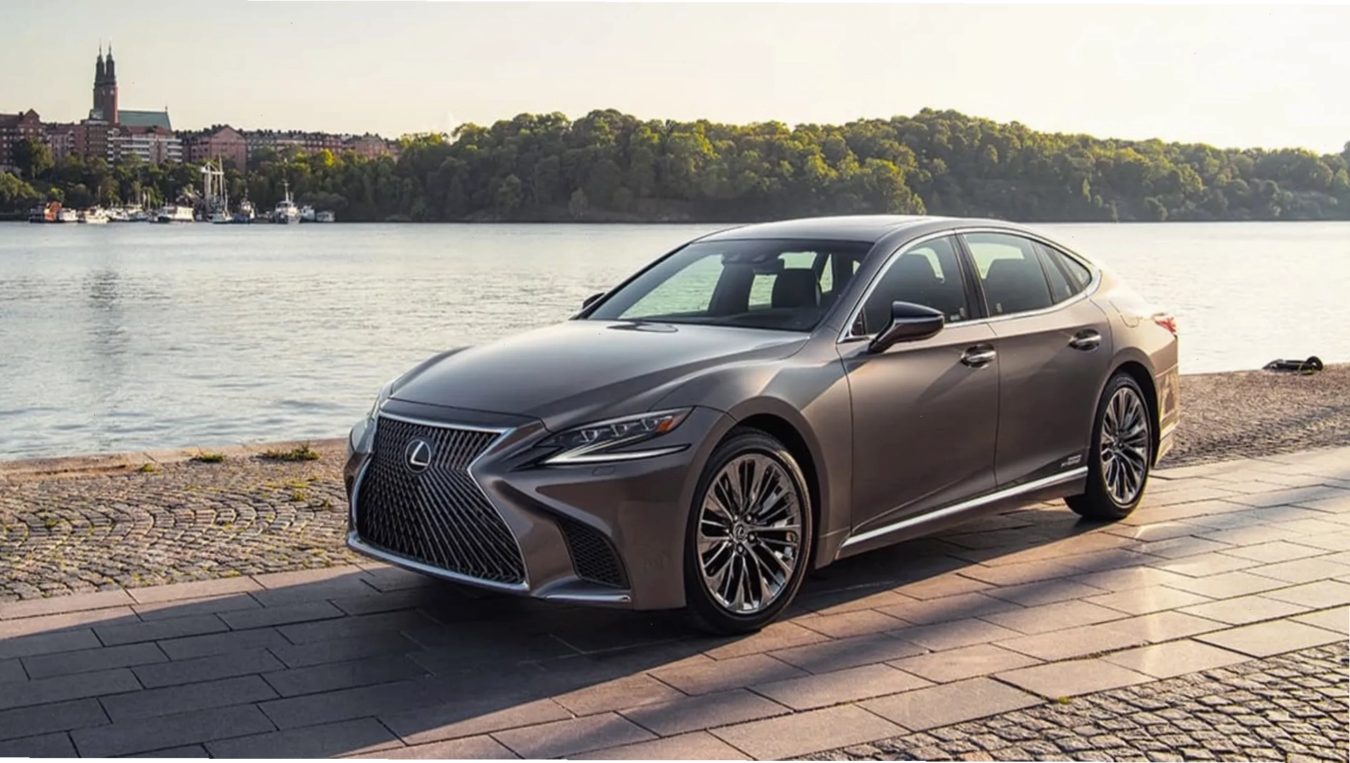 Hãng xe sang Lexus với thiết kế tinh tế và công nghệ hiện đại