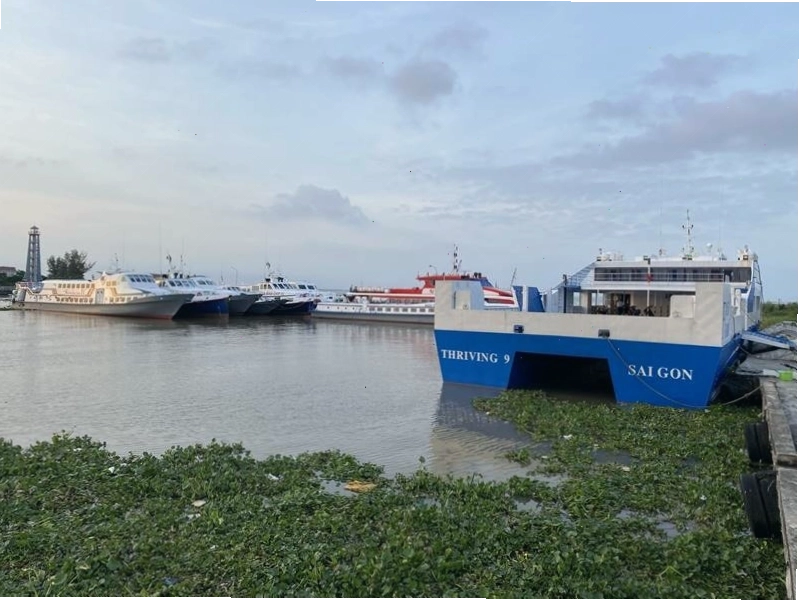 Hành khách chờ làm thủ tục lên tàu tại Rạch Giá