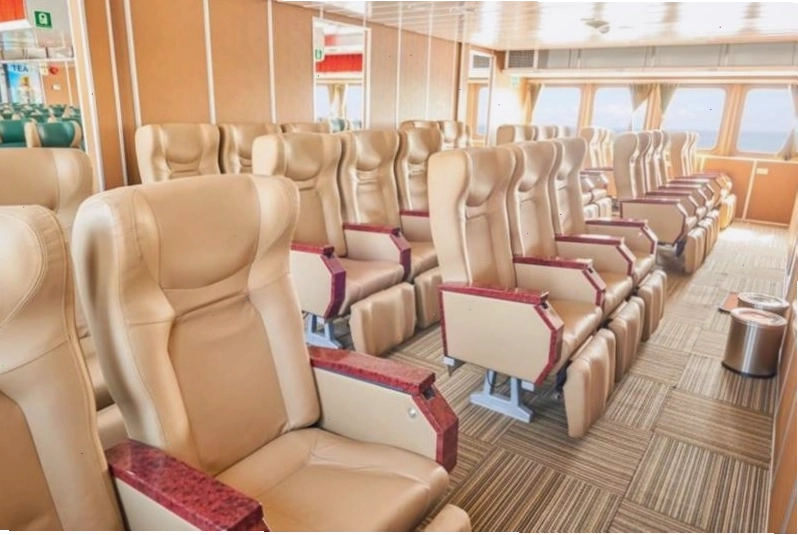 Hành khách chuẩn bị lên tàu tại Bến tàu Rạch Giá