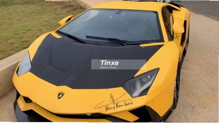 Hình ảnh cận cảnh Lamborghini Aventador S LP740-4 màu vàng nổi bật trên đường phố