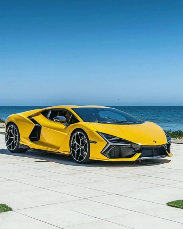 H&igrave;nh ảnh Lamborghini Revuelto m&agrave;u xanh tr&ecirc;n b&atilde;i biển xanh m&aacute;t