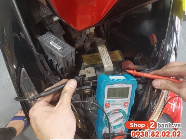 Hình ảnh minh họa cách sạc bình ắc quy khô 12v xe máy
