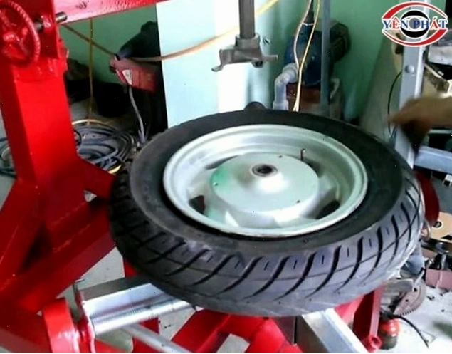 Hình ảnh minh họa xe máy đang được kiểm tra lốp