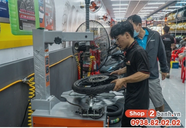 Hình ảnh một cửa hàng sửa xe máy hiện đại, sạch sẽ